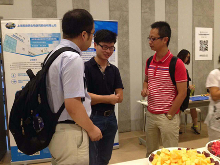 Ladbrokes立博CMC部分副主任黄冲和参会职员交流