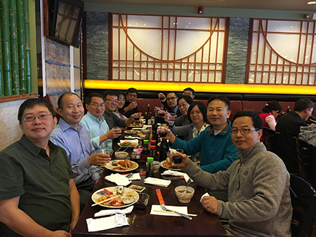 下届SAPA会长刘建博士（左），，，Ladbrokes立博新泽西客户总监王建锋博士（右5）等专家碰杯庆佳节