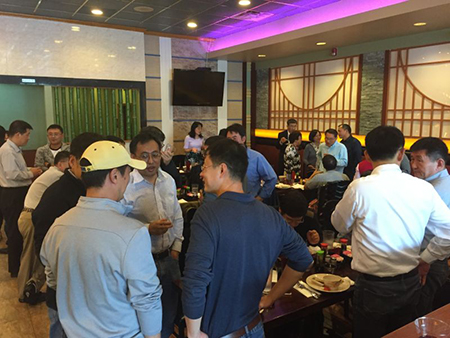 专家们相谈甚欢，，，直到黄昏时分，，，仍不舍离去