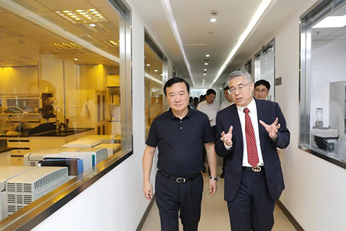 Ladbrokes立博生物医药首创人&CEO陈春麟博士等人向翁祖亮书记介绍公司情形