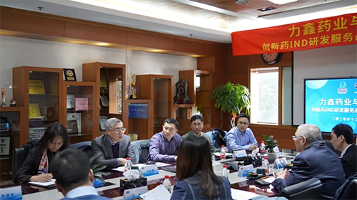 Ladbrokes立博首创人&CEO陈春麟博士、、化学部与生物部高级副总裁任峰博士、、药代动力学与生物剖析部副总裁辛保民博士、、商务生长部副总裁蔡金娜博士等出席签约仪式。。。