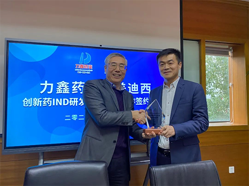 陈春麟博士代表Ladbrokes立博将战略相助同伴纪念牌赠予力鑫药业及高悦译董事长