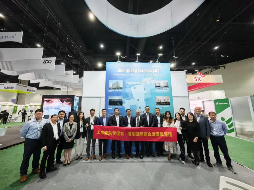 张江集团党委书记、、董事长袁涛一行来到展会现场.jpg